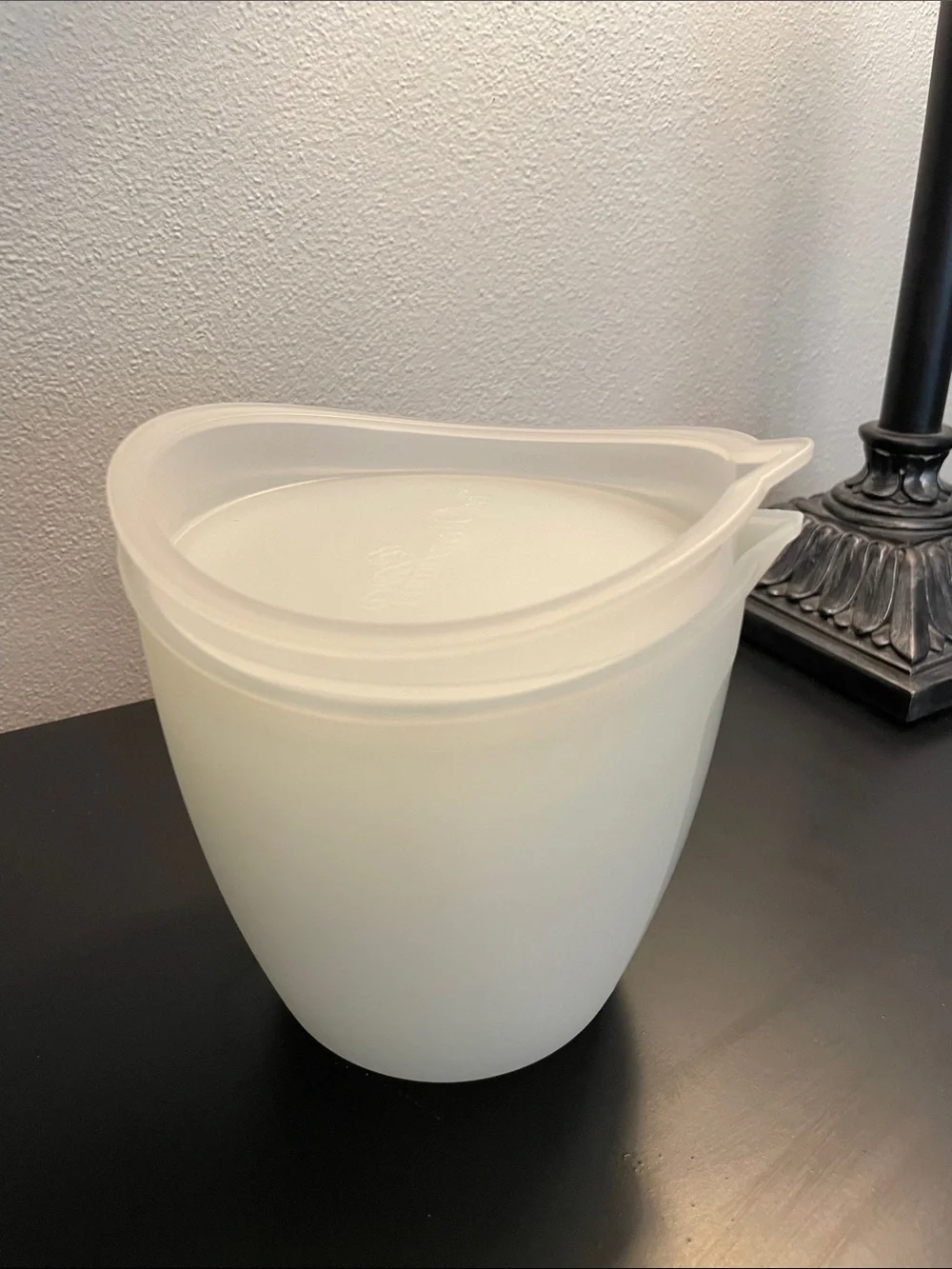 Like New The Pampered Chef Set of 3 Silicone Prep Measuring Bowls with Lids
